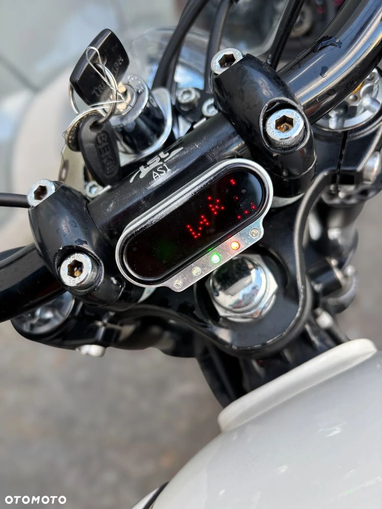 Triumph Bonneville - 10