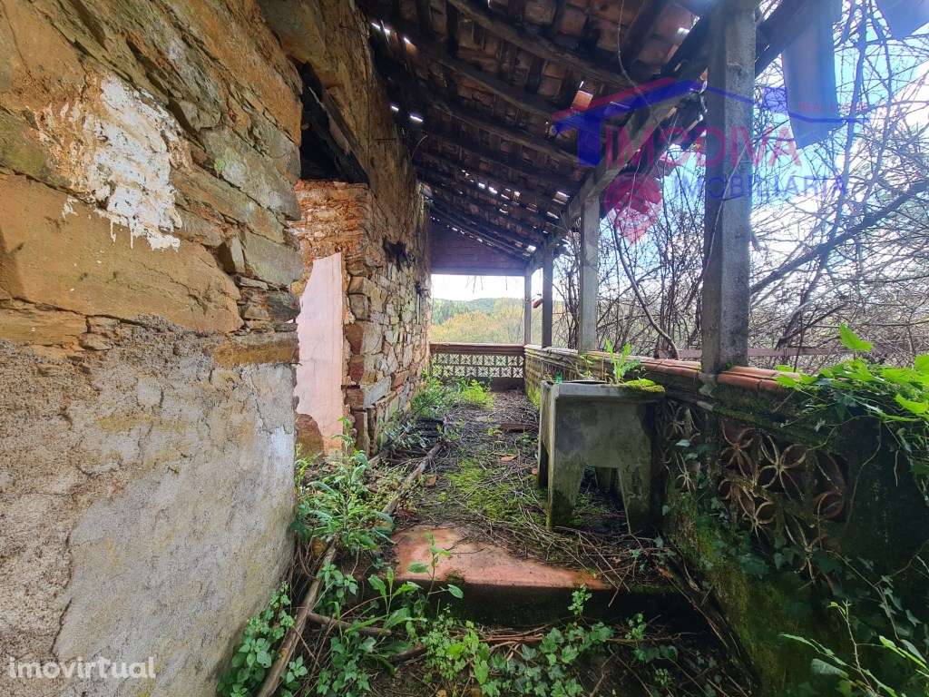 Casa geminada para reconstrução, próximo de Castanheira de Pera - Grande imagem: 3/17