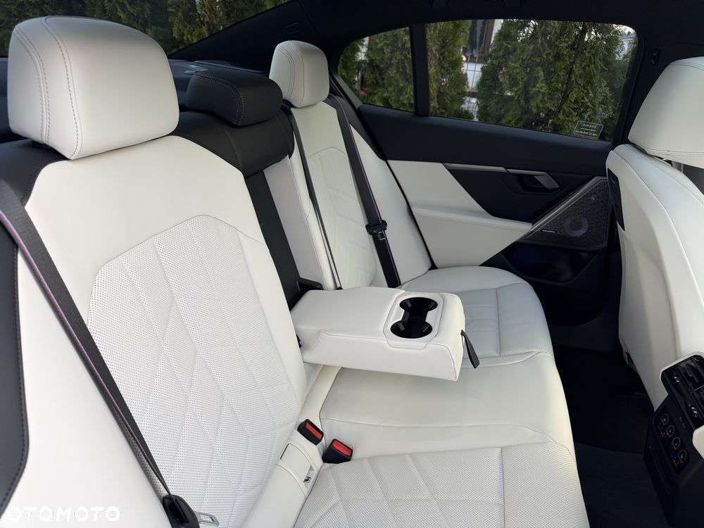 BMW Seria 5 520i mHEV - 25
