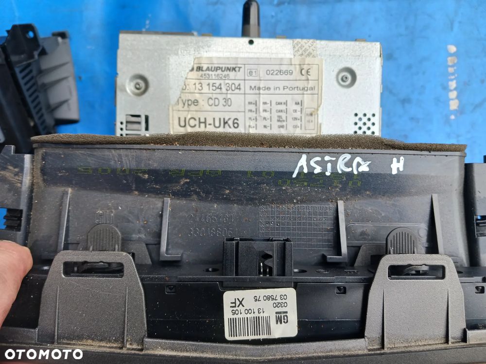 Opel Astra H 3 Konsola środkowa KOMPLETNA kratki nawiewu ramka radia panel klimatyzacji radio Blaupunkt 13154304 CD30 wyświetlacz ekran 13208089 - 6