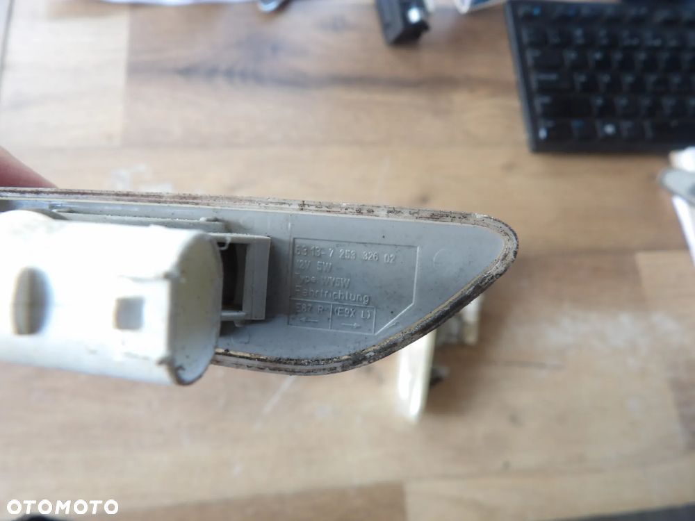 BMW - E60*,E80*,E90* - KIERUNKOWSKAZ - CENA ZA 1 SZT - 7253326  6932997  7253325 - 7