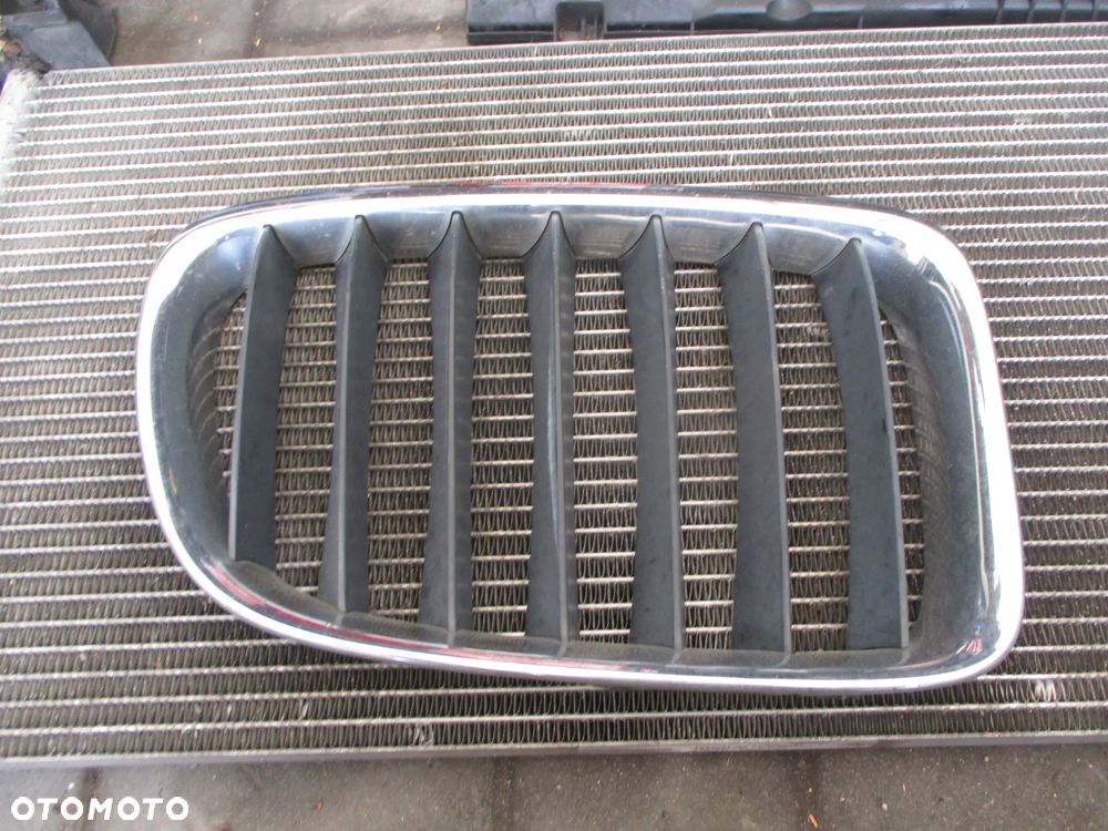 BMW X1 E84 NERKA PRAWA ATRAPA GRILL ORYGINAŁ - 2