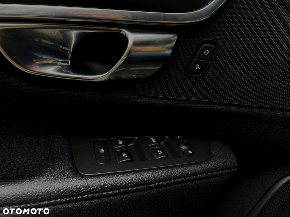 Volvo V90 D4 SCR Momentum - 33