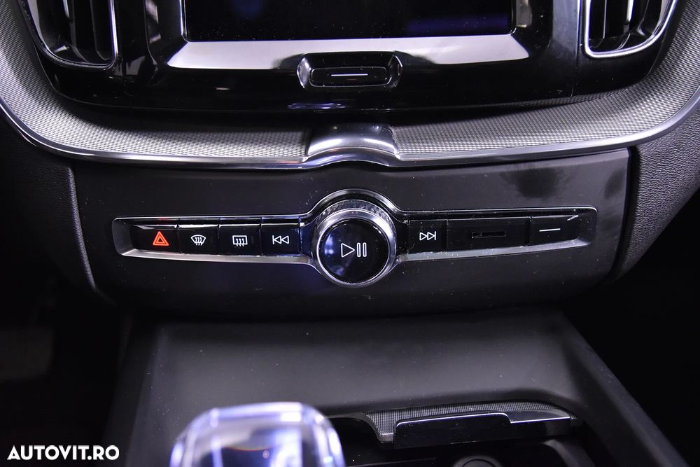 Volvo XC 60 B4 MHEV AT AWD Core - 17