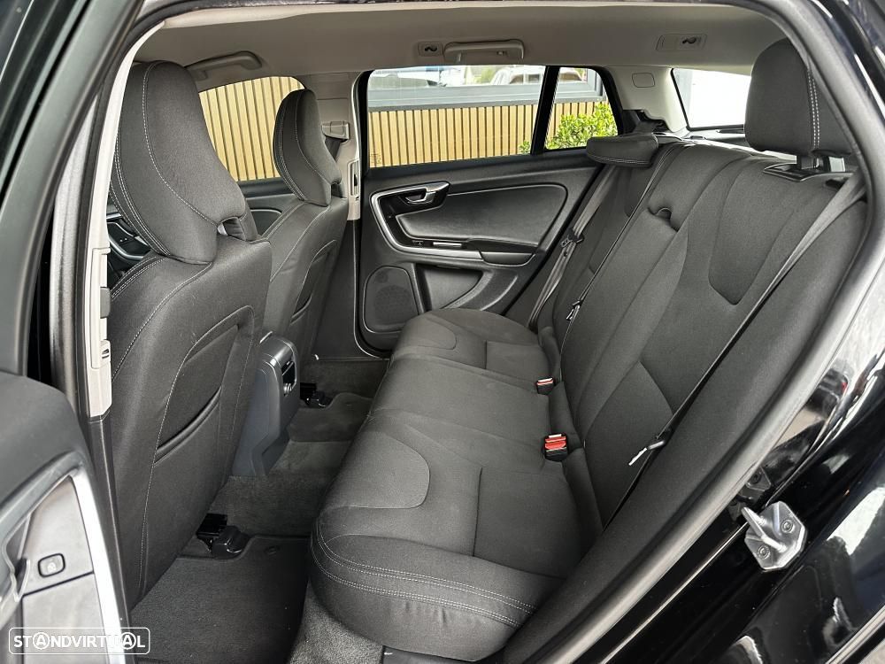 Volvo V60 2.0 D2 Momentum - 35