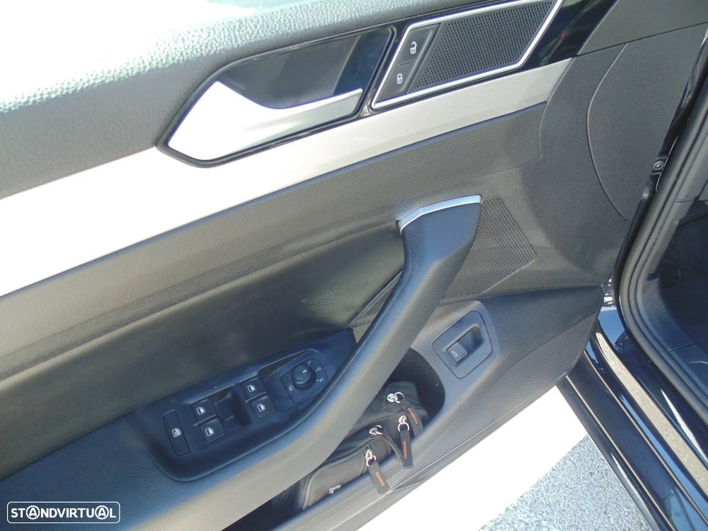 VW Passat 1.6 TDI Highline - 22