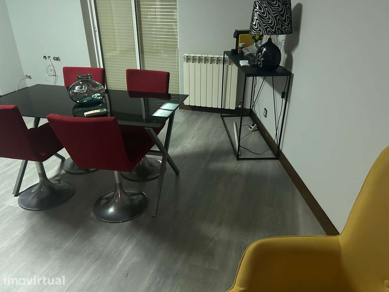 Apartamento T1 com varanda, garagem e ar condicionado - Grande imagem: 2/9