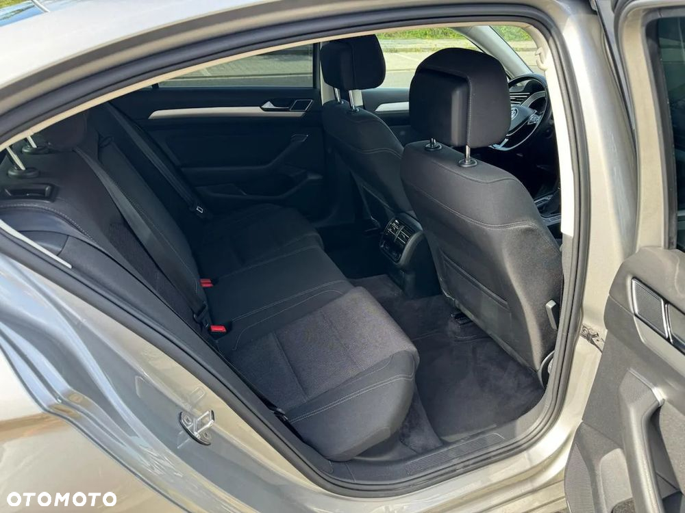 Volkswagen Passat 2.0 TDI BMT Trendline - 23