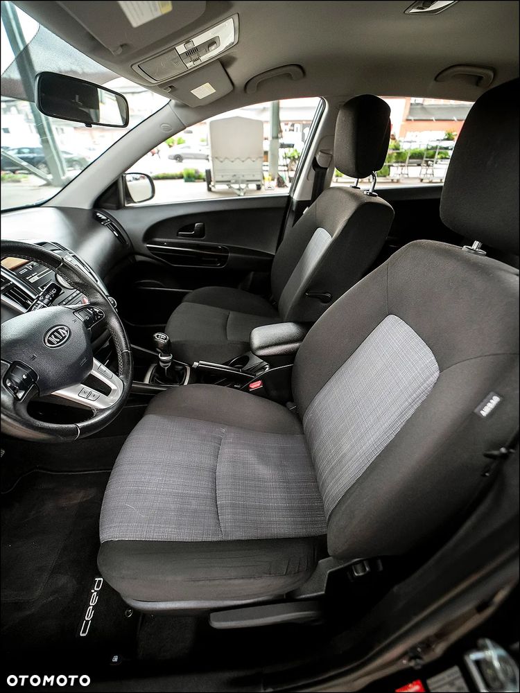 Kia Ceed - 27
