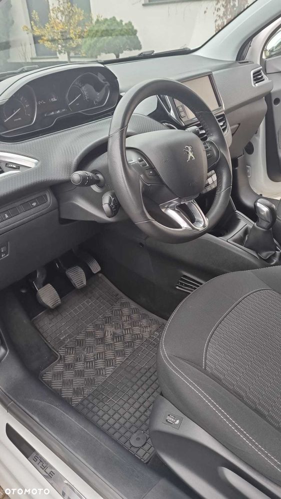 Peugeot 208 2016 photo 3