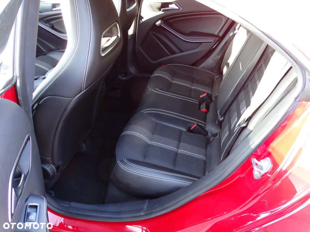 Mercedes-Benz CLA 180 7G-DCT Urban - 15
