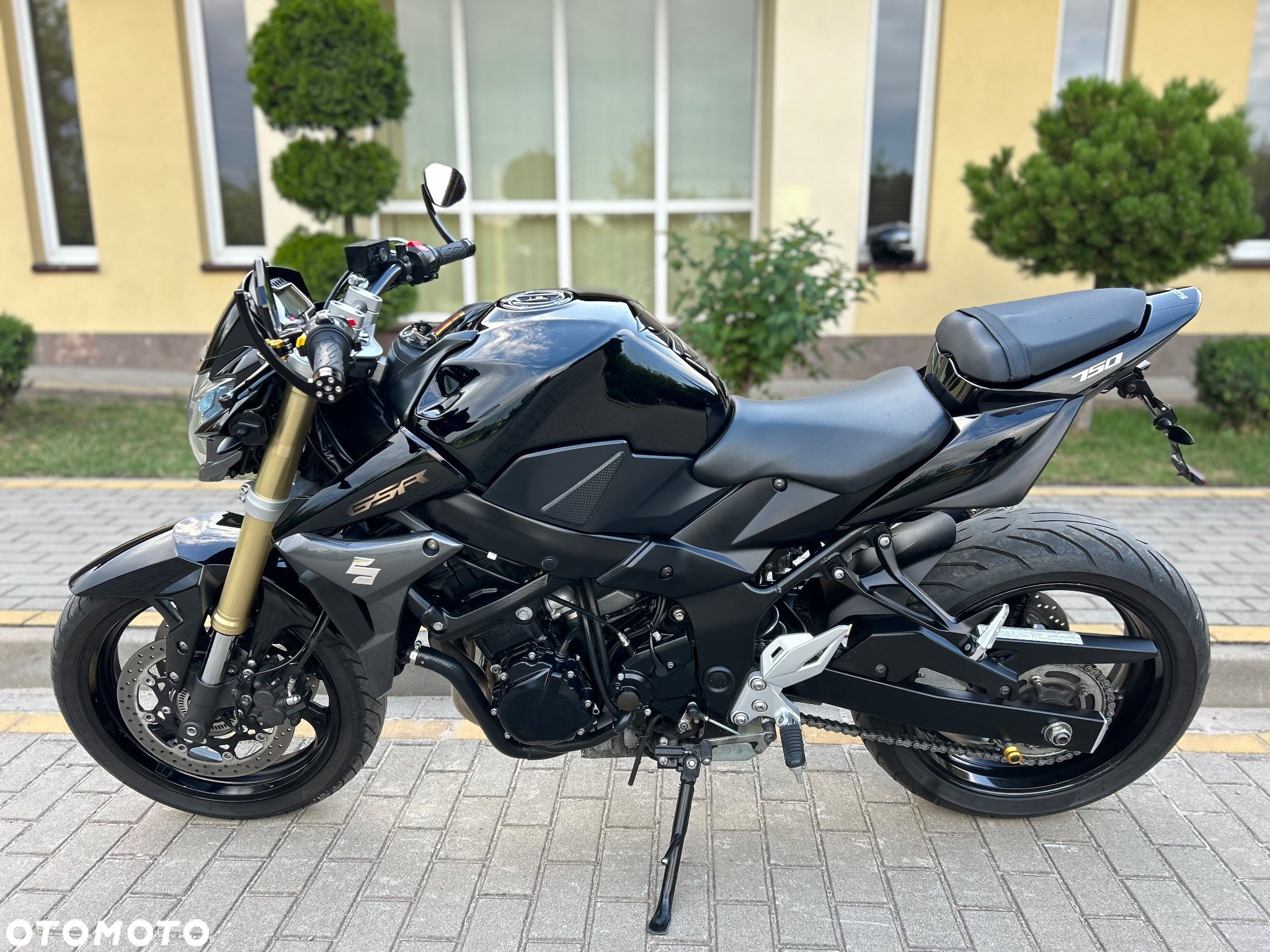 Suzuki GSR - 10