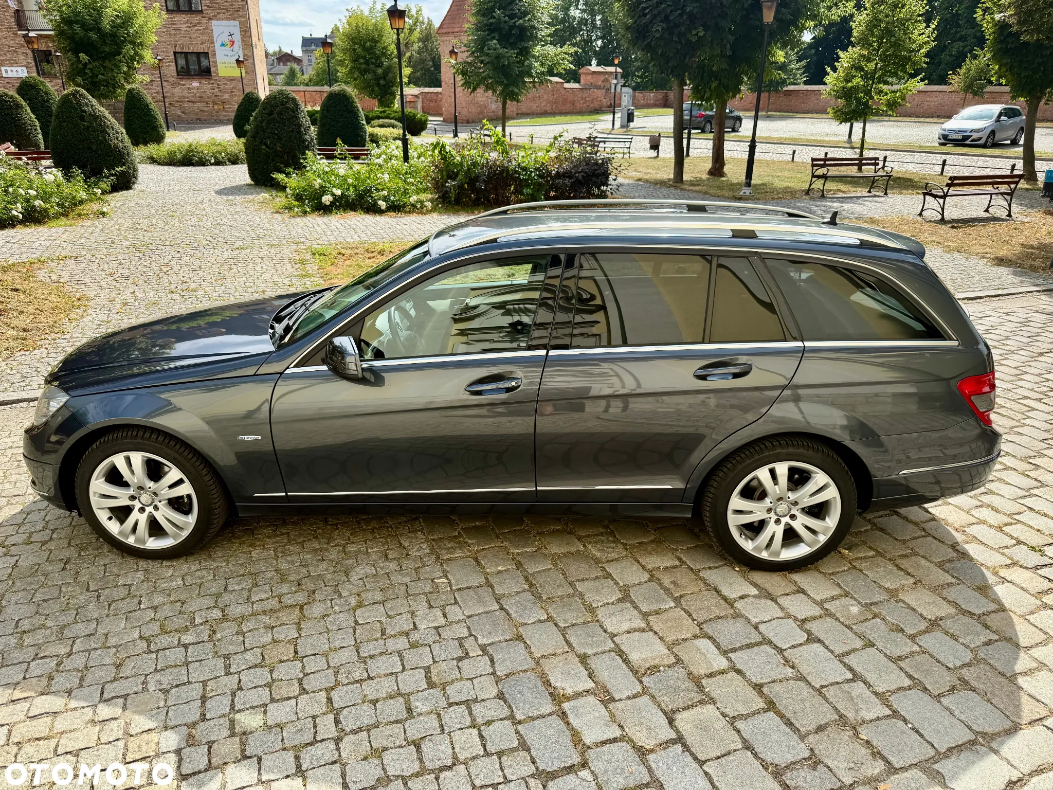 Mercedes-Benz Klasa C 250 CGI T Automatik BlueEFFICIENCY Avantgarde - 12
