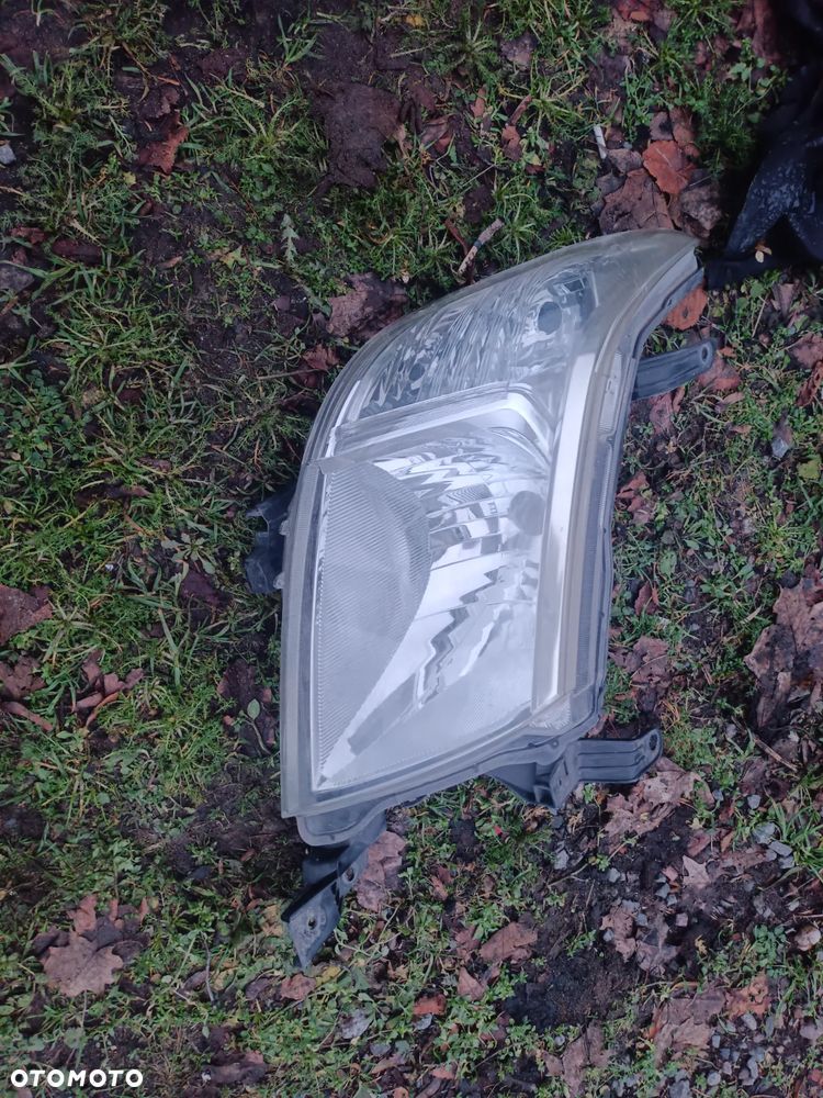 TOYOTA HILUX VII LIFT 2013-2015  lampa przód prawy prawa - 1