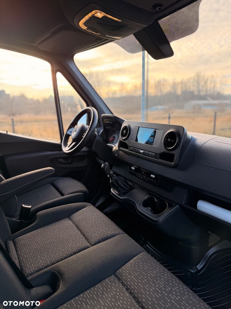 Mercedes-Benz Sprinter - 25