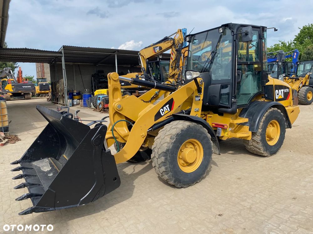 Caterpillar CAT 907H2, 5600 MTH, ŁYŻKA OTWIERANA + WIDŁY, z NIEMIEC,