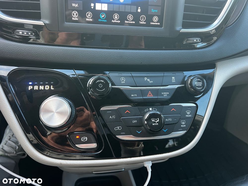 Chrysler Pacifica - 12