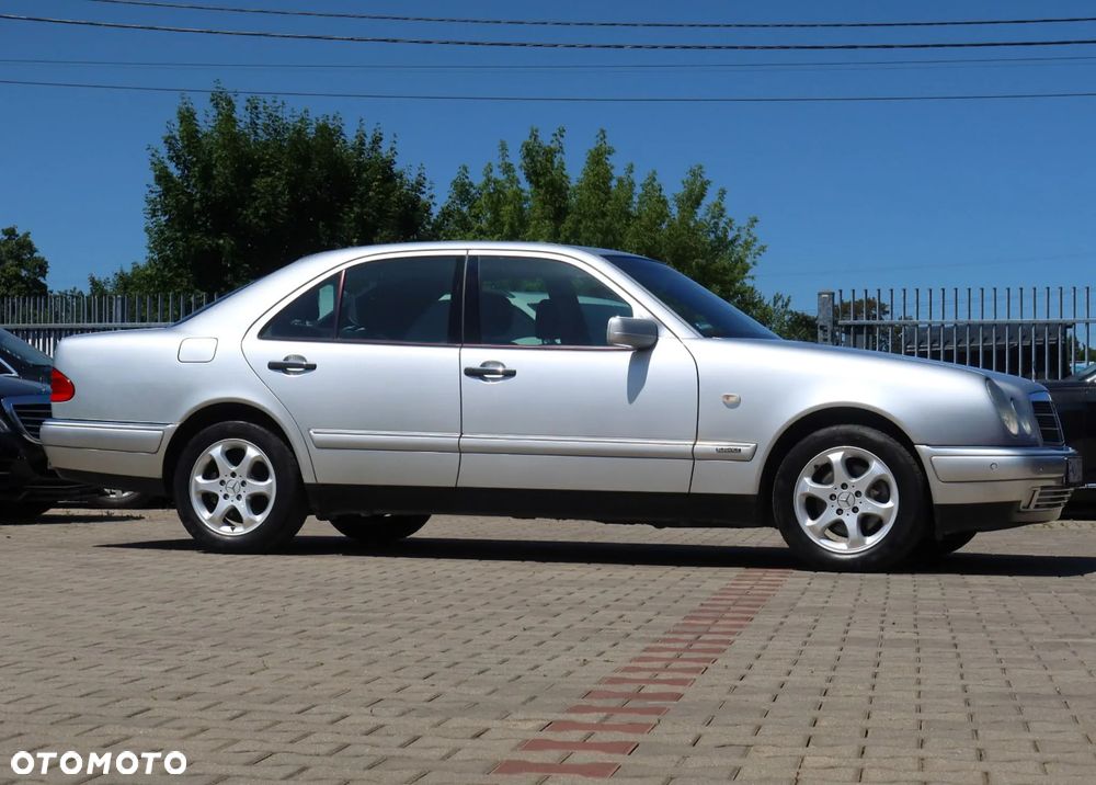 Mercedes-Benz Klasa E 240 Elegance - 38