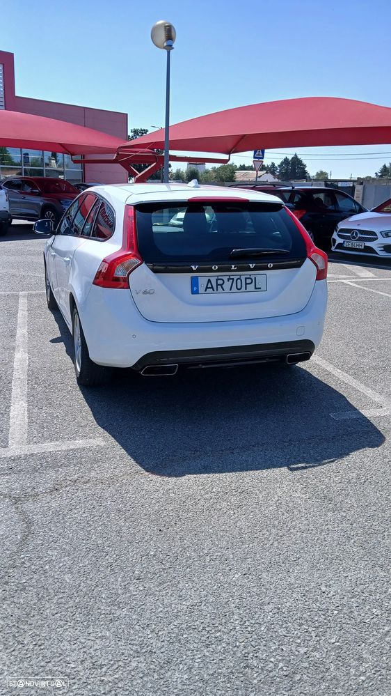 Volvo V60 2.0 D3 Momentum Geartronic - 4