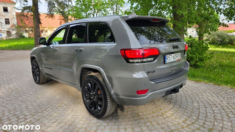 Jeep Grand Cherokee - 25