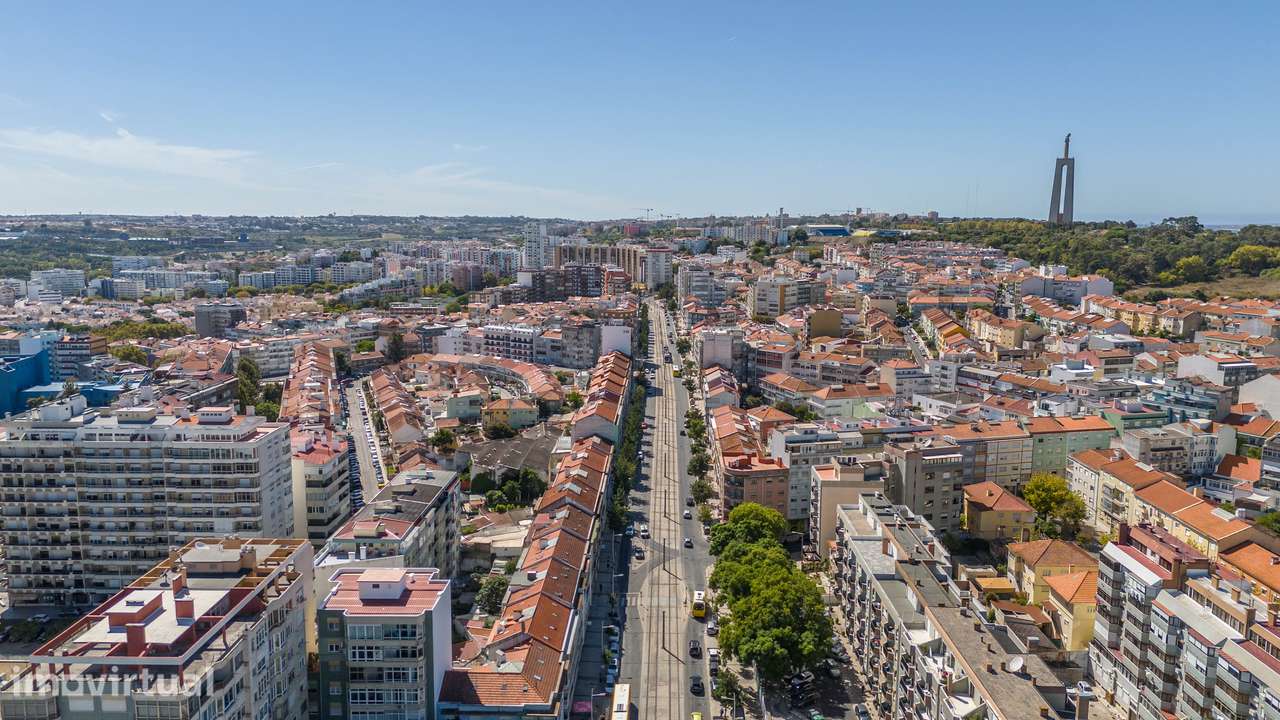 Prédio no Coração Histórico de Almada: Renovação Total c/ Projeto Apro - Grande imagem: 2/10
