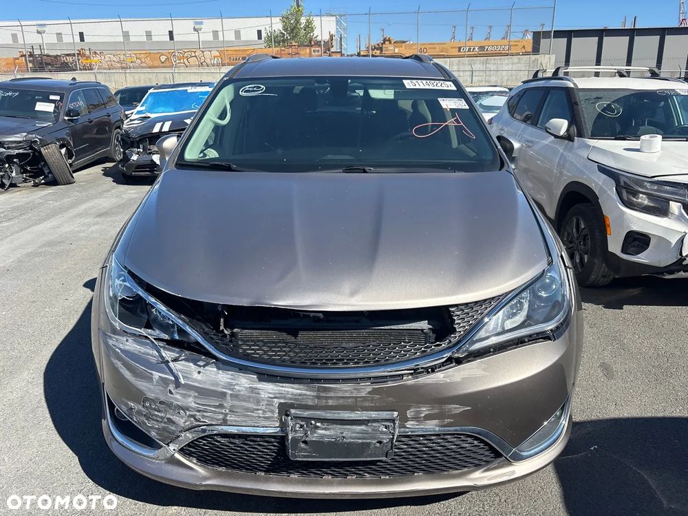 Chrysler Pacifica - 2