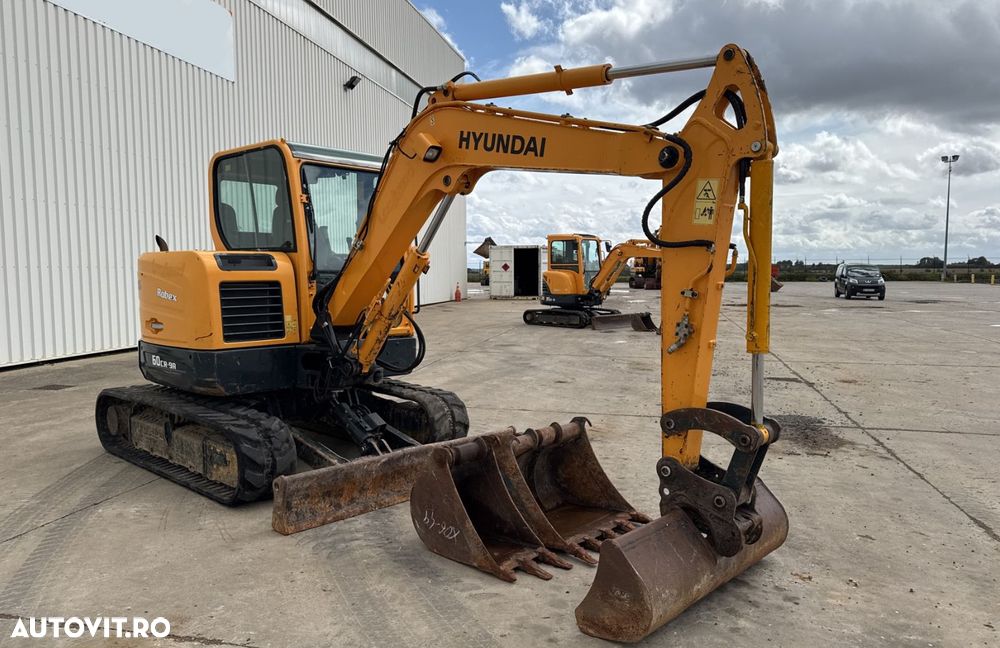 Hyundai R60CR Excavator - 4