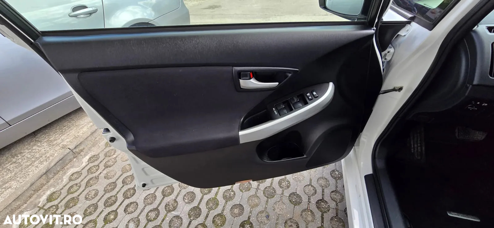Toyota Prius (Hybrid) Executive - 9