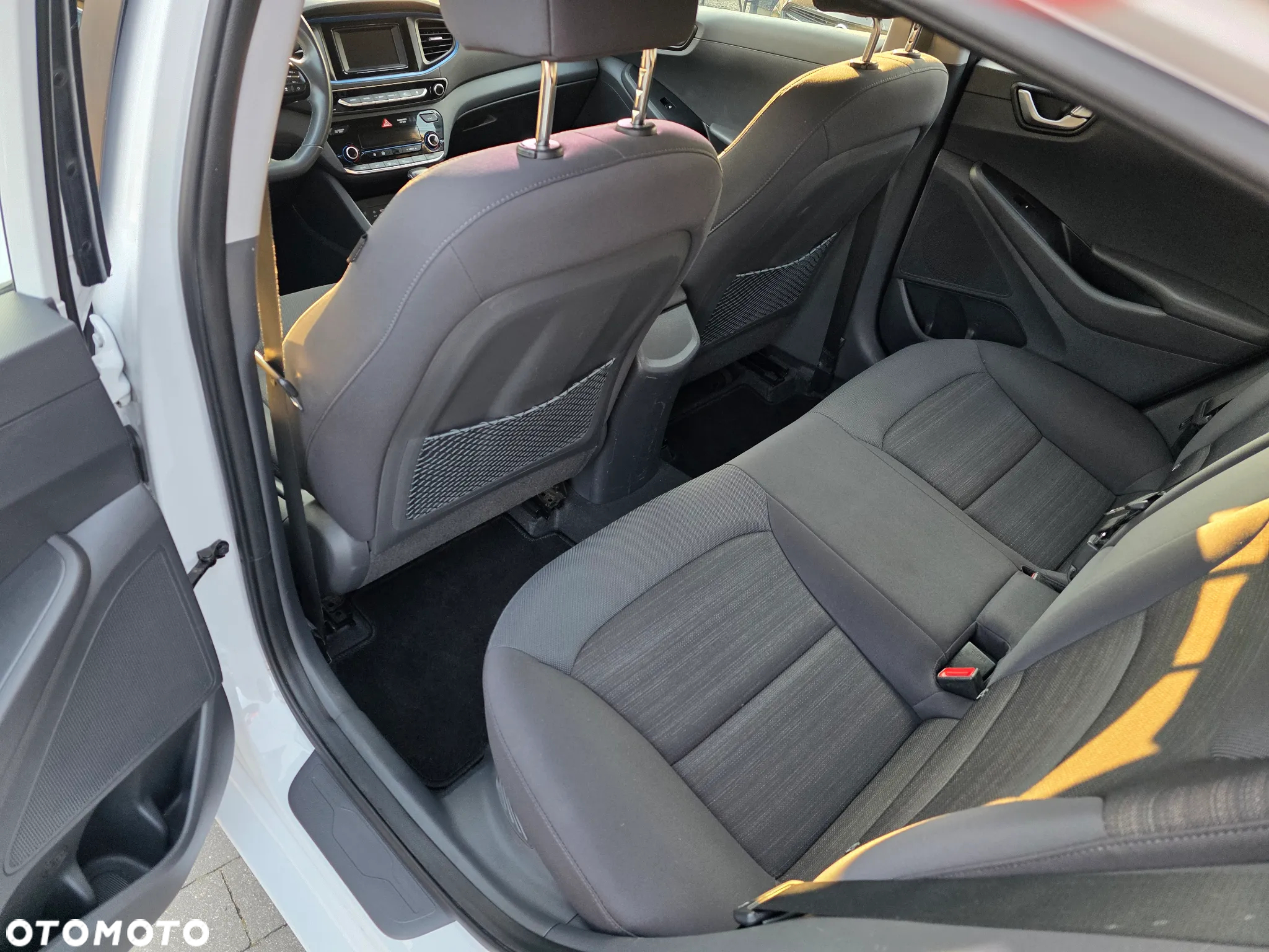 Hyundai IONIQ hybrid Business - 16