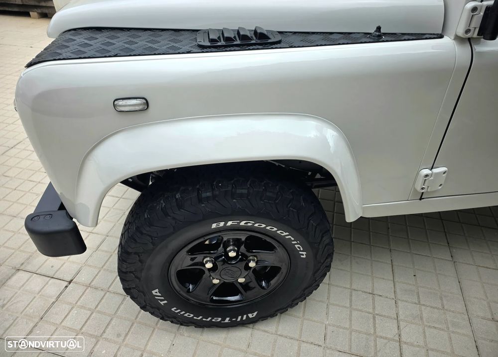 Land Rover Defender - 51