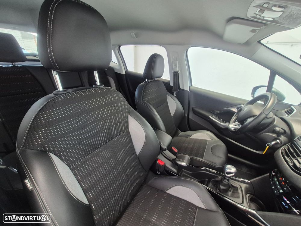 Peugeot 2008 1.2 PureTech Allure - 23