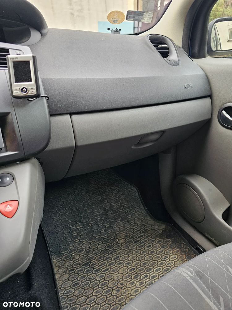 Renault Scenic 2.0 16V Dynamique - 8