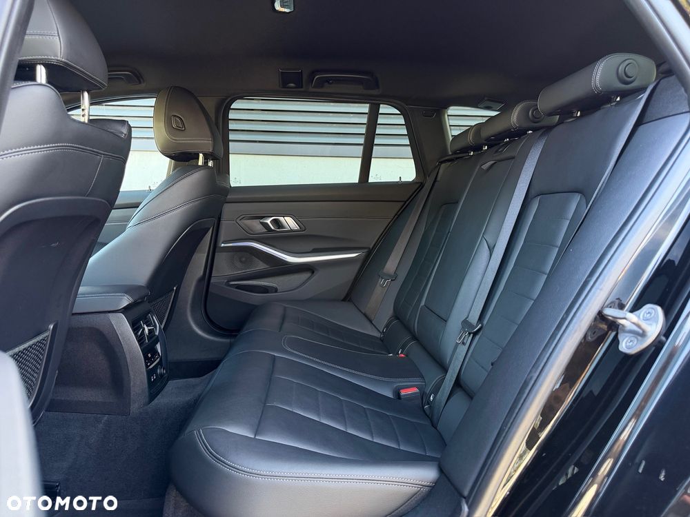 BMW Seria 3 320i Edition M Sport Shadow - 38
