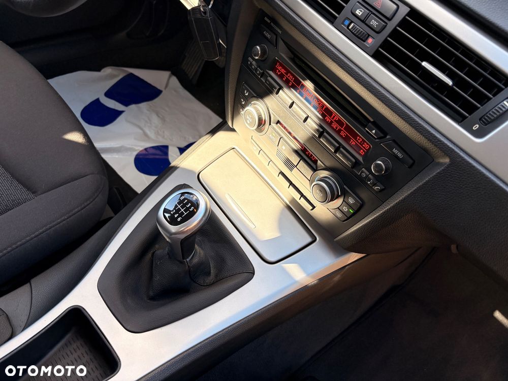 BMW Seria 3 318i - 25