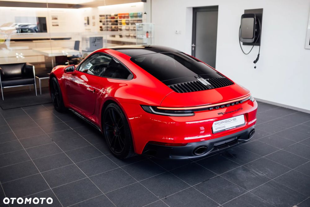 Porsche 911 Carrera 4 GTS - 11