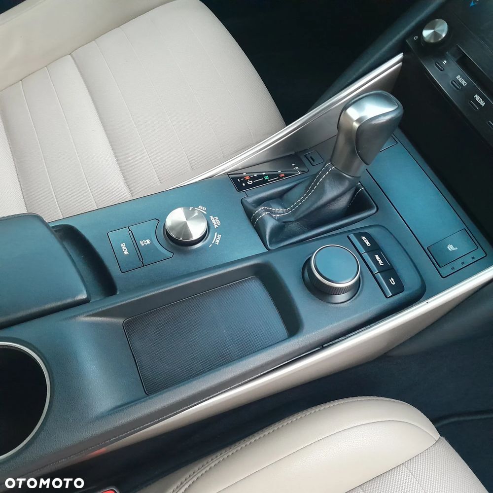 Lexus IS 200t Comfort - 16