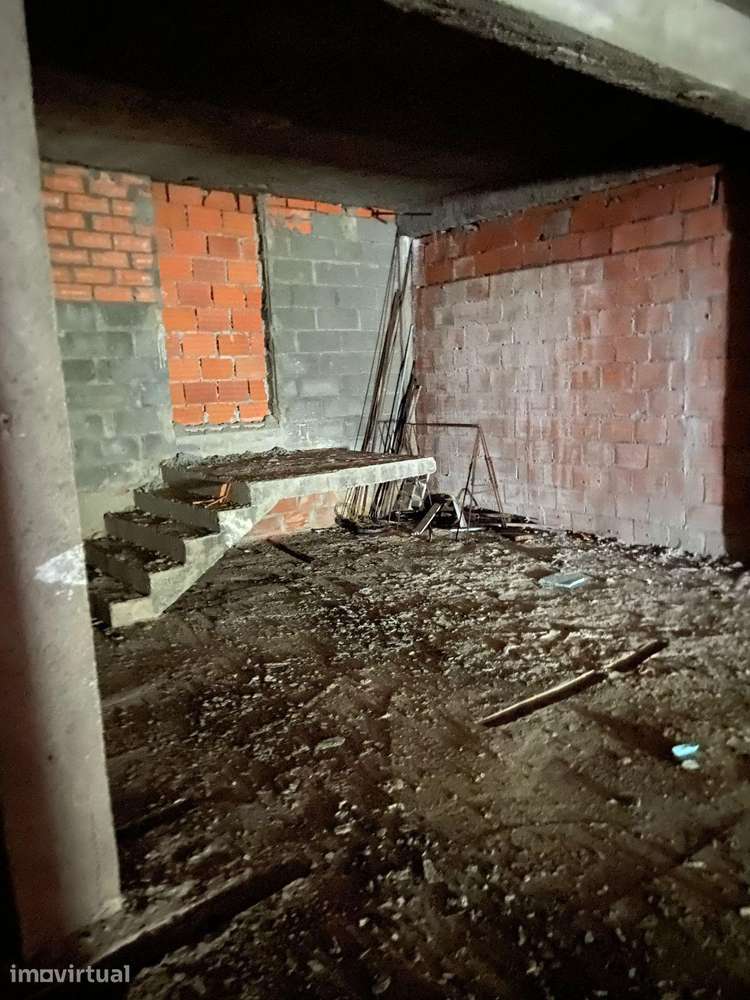 Terreno para Construção com Edificação Inacabada e Projeto Anteriormen - Grande imagem: 4/8