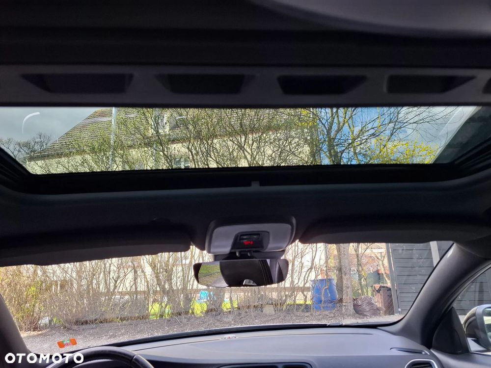 Volvo V60 D6 AWD Plug-in Hybrid R-Design Summum - 17