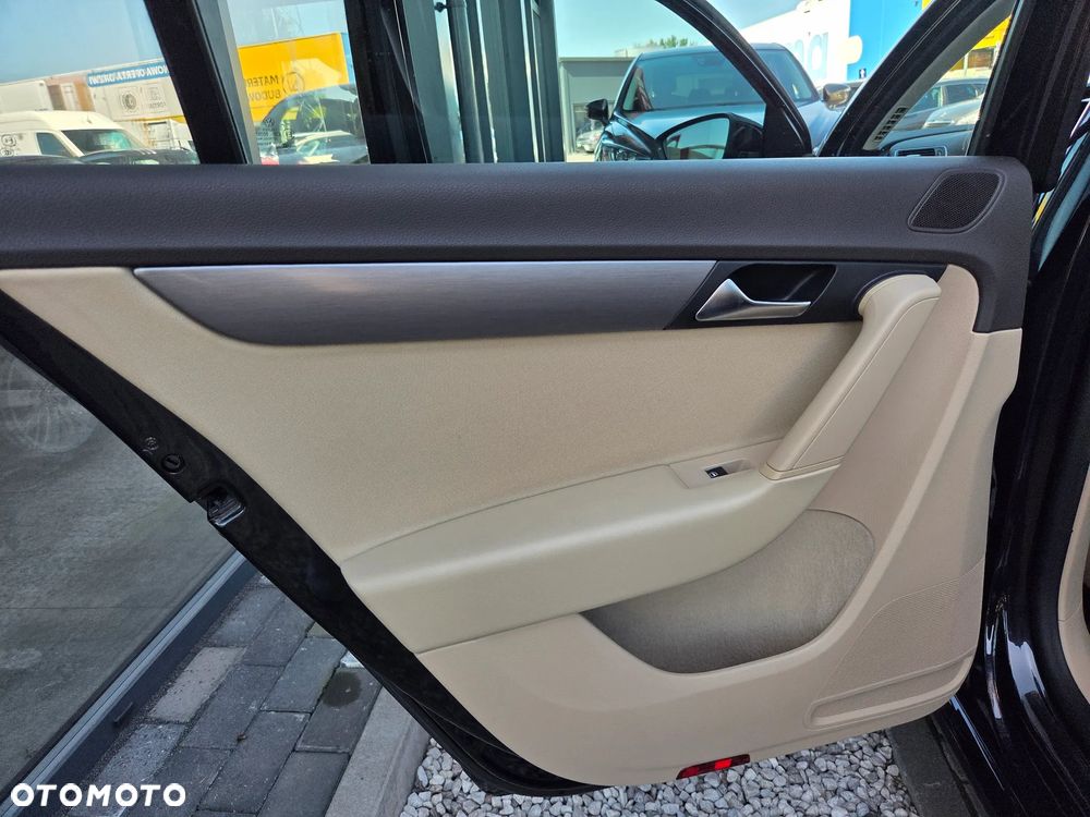Volkswagen Passat 2.0 TDI 4Motion BlueMotion Technol Business Edition - 36