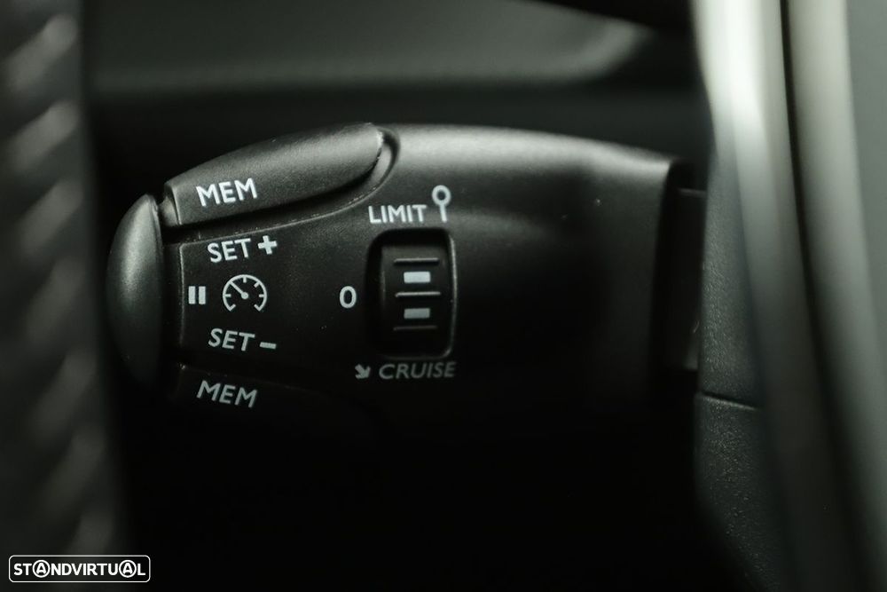 Peugeot 2008 1.2 PureTech Allure - 17