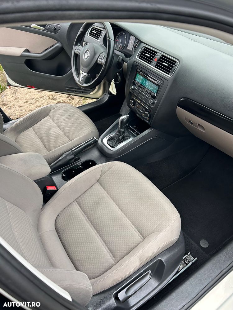 Volkswagen Jetta 1.6 TDI DSG Comfortline - 12