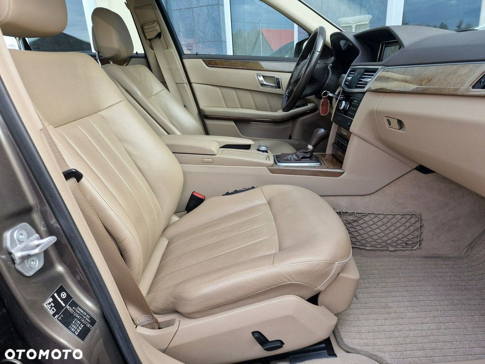 Mercedes-Benz Klasa E 250 BlueEFFICIENCY 7G-TRONIC Elegance - 24