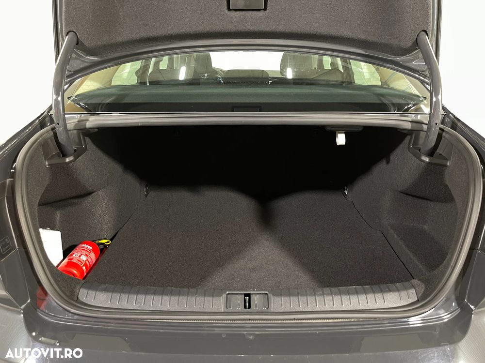 Volkswagen Passat 2.0 TDI Advance - 13
