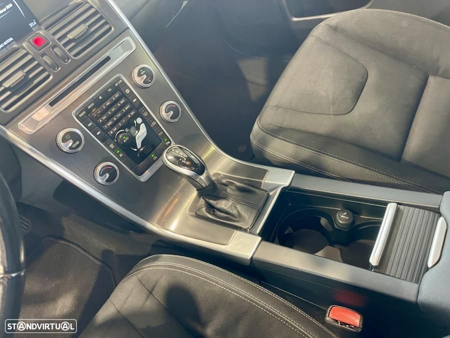 Volvo XC 60 2.0 D4 Momentum Geartronic - 15