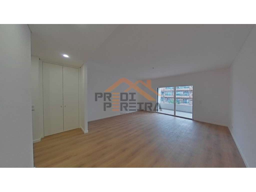 Apartamento T3, novo, com varanda e box para dois carros, situado n... - Grande imagem: 2/28