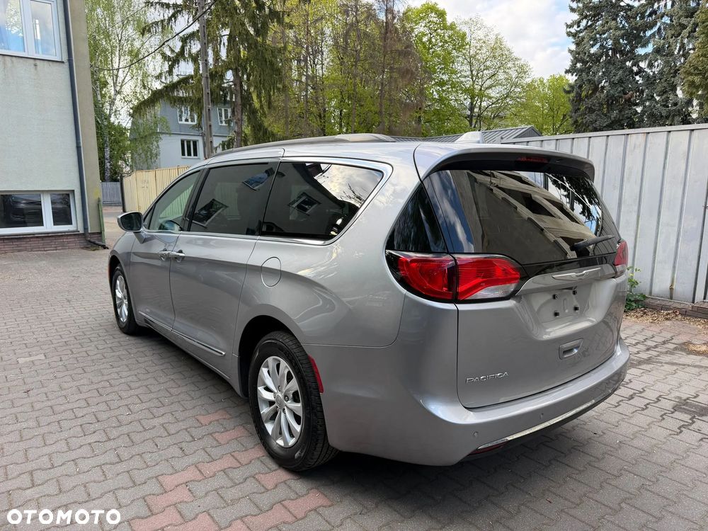 Chrysler Pacifica - 4