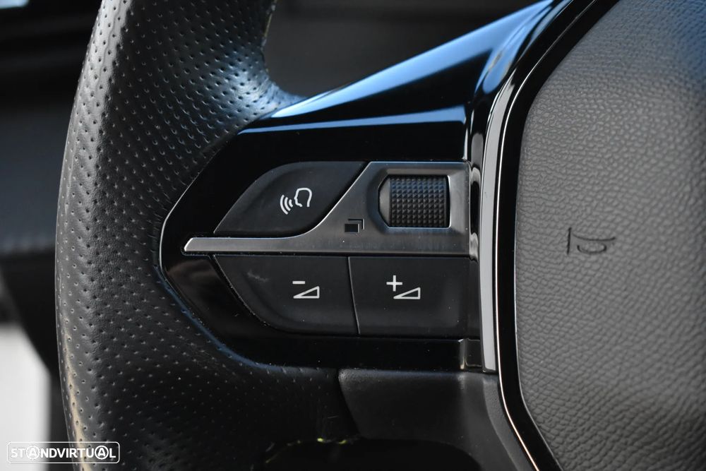 Peugeot e-208 GT - 30