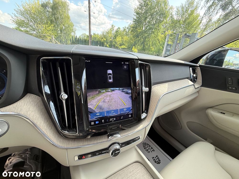 Volvo XC 60 B4 B Plus Dark - 24