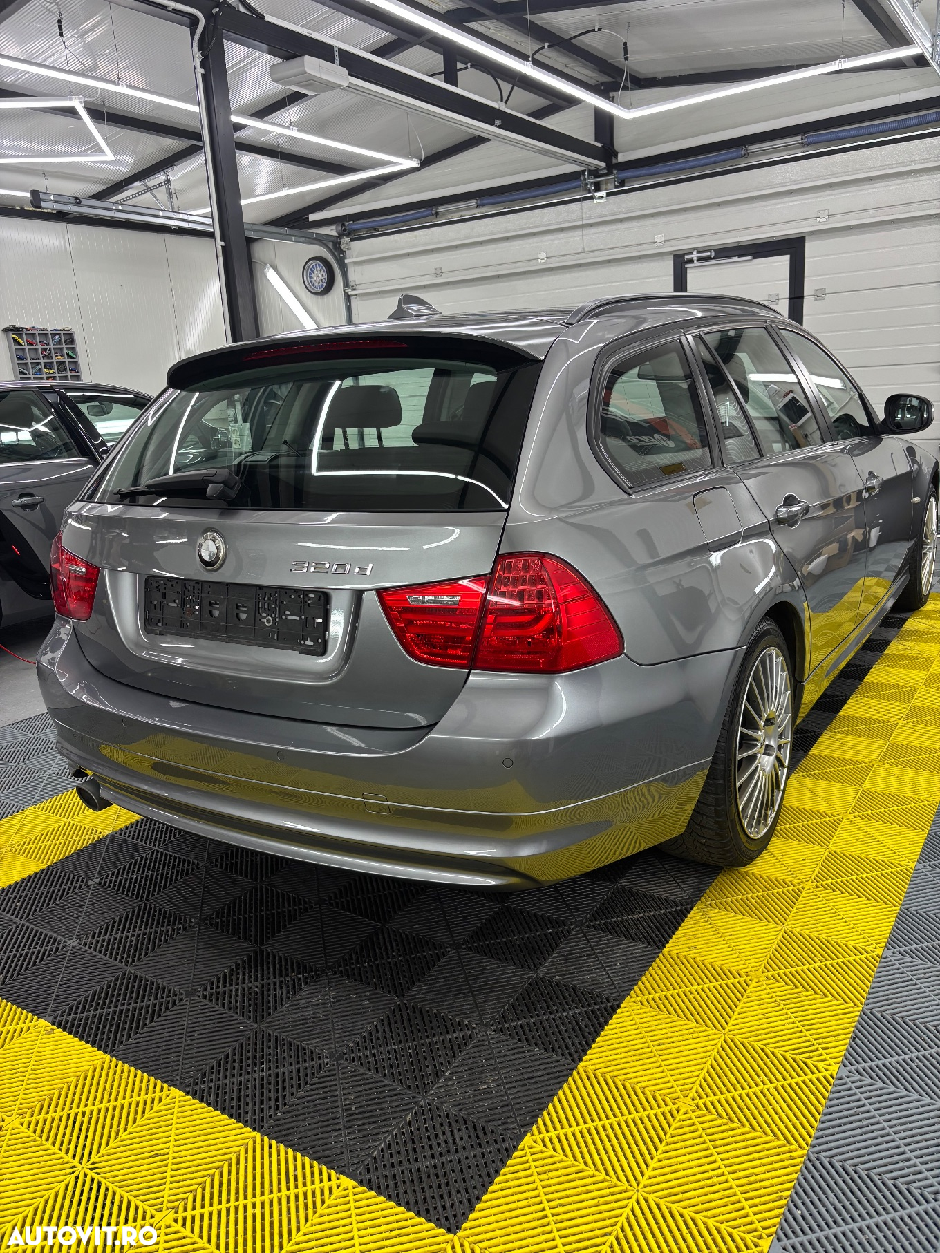 BMW Seria 3 320d DPF Touring - 4