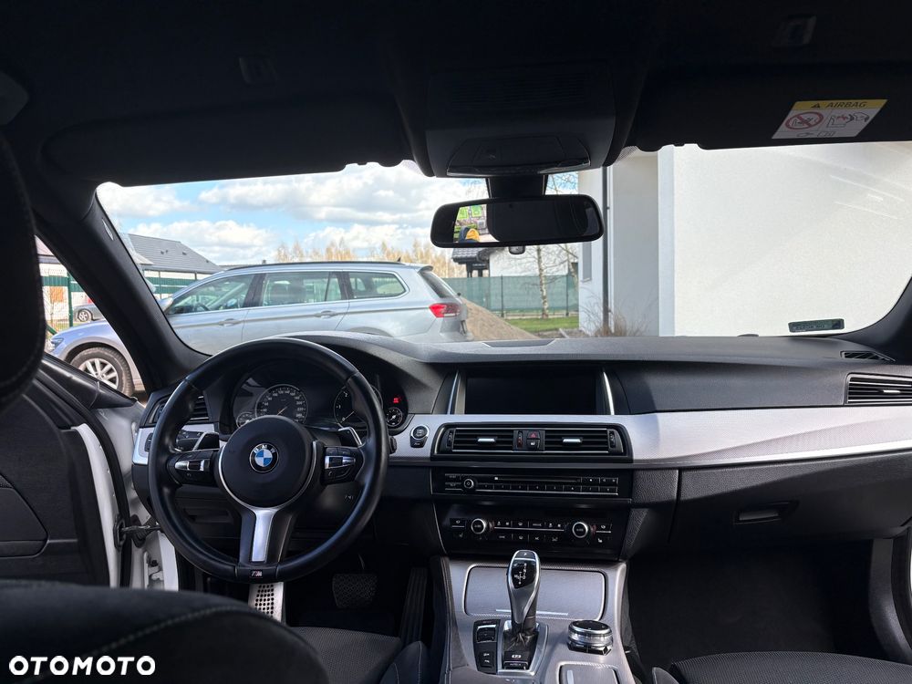 BMW Seria 5 525d xDrive - 13